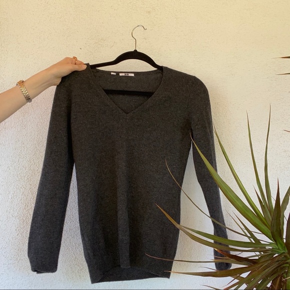100% Cashmere v-neck sweater (crosslist on depop) - Picture 4 of 4